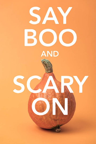 citrouille mûre Halloween sur fond orange avec dire boo et effrayant sur l'illustration
 - Photo, image