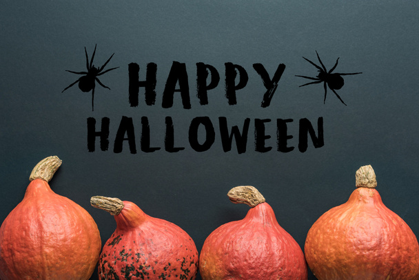 top uitzicht van Halloween pompoenen op zwarte achtergrond met vrolijke Halloween illustratie - Foto, afbeelding