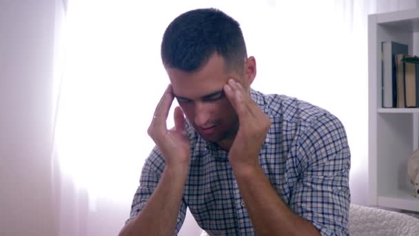 психическое здоровье, взволнованный мужчина в депрессии нервничает сидя дома
 - Кадры, видео