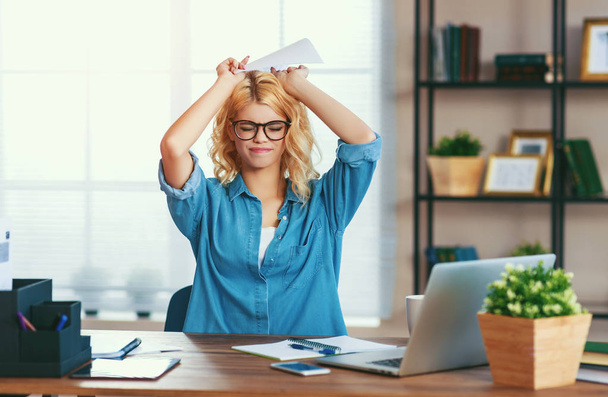 nieszczęśliwy zmęczony młody biznes kobieta w stresie w domu biuro  - Zdjęcie, obraz