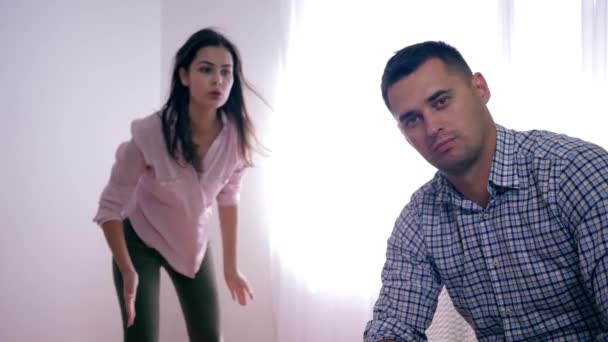 Psychische Gesundheit: Schuldiger Mann erleidet während Psychose hysterische Ehefrau mit aggressivem Handwinken - Filmmaterial, Video