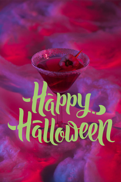 Halloween-Cocktail mit Watte in rotem Licht mit fröhlicher Halloween-Illustration - Foto, Bild