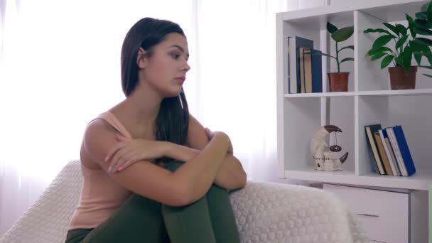 психическое здоровье, скорбящая женщина в депрессии сидя на диване в светлой комнате на дому
 - Кадры, видео