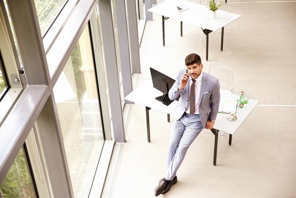 Full length shot of businessman standing in the office and makin - Foto, Imagem