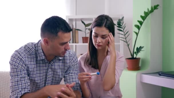 люта сімейна пара з позитивним тестом на вагітність дізналася про незапланованих вагітних і засмучених результатами яскравих в приміщенні
 - Кадри, відео