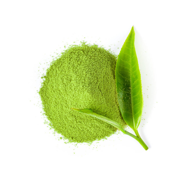 liść herbaty i matcha zielona herbata w proszku izolat na białym tle. - Zdjęcie, obraz
