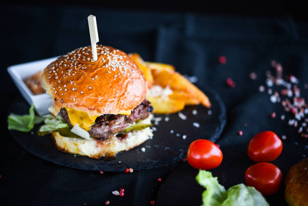 自家製ハンバーガーにおいしいフレンチフライ&スパイシーなマヨネーズソース - 写真・画像