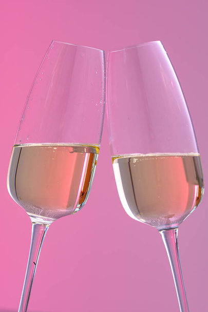 new year background, glasses of champagne and confetti  - Foto, Bild