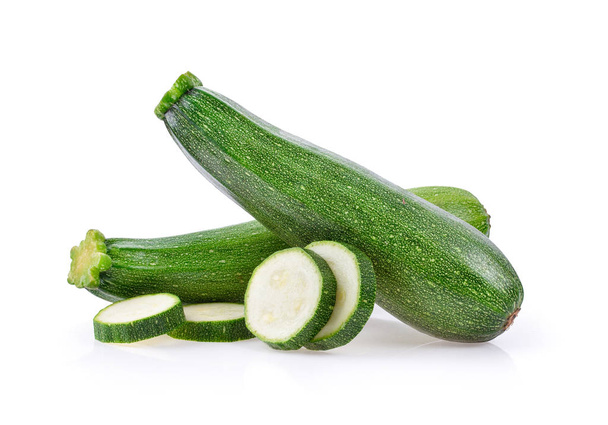 zucchine verdi fresche con fetta isolata su fondo bianco  - Foto, immagini