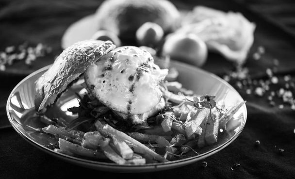 美味しい自家製チキンバーガーとフライドポテト&目玉焼き-黒と白 - 写真・画像