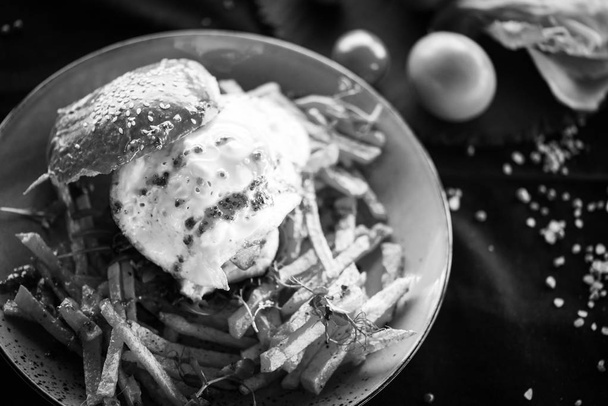 美味しい自家製チキンバーガーとフライドポテト&目玉焼き-黒と白 - 写真・画像
