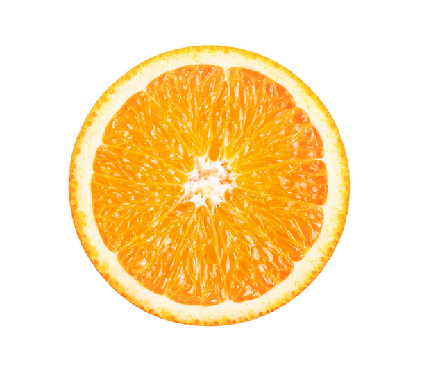 Rebanada naranja aislada sobre fondo blanco  - Foto, imagen