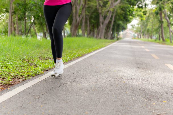 Fitness kadını bacakları egzersizi Sabah parkta yürürken. - Fotoğraf, Görsel