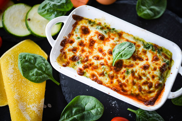 hausgemachte italienische Lasagne mit frischen und köstlichen Zutaten - Foto, Bild