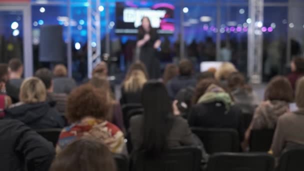 Audiencia escucha a conferenciante en taller - Metraje, vídeo
