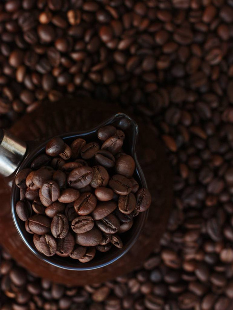 geröstete Kaffeebohnen in Turka auf dem Tisch - Foto, Bild