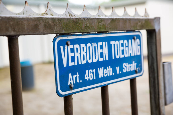 Sign with the Dutch text 'verboden toegang' - Zdjęcie, obraz