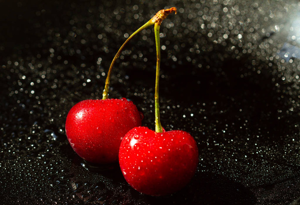 Вкусные сладкие спелые и сочные вишневые ягоды. - Фото, изображение