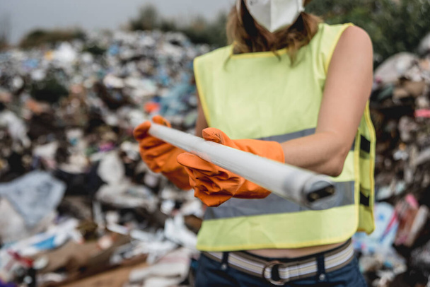 Mulher voluntária ajudando campo limpo de lixo plástico. Dia da Terra e conceito de ecologia
 - Foto, Imagem
