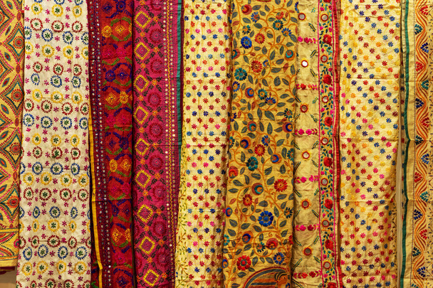 châles de femmes indiennes multicolores en soie et coton dans la vitrine
. - Photo, image