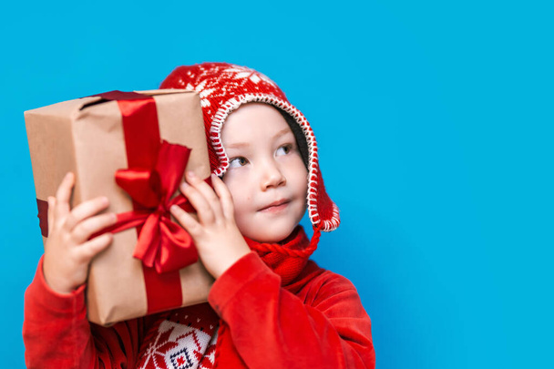 little boy holding christmas gift - Фото, зображення