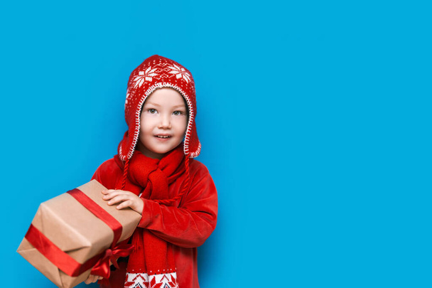 little boy holding christmas gift - Foto, Imagen