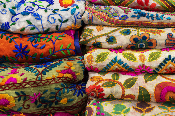Mantones de mujer indios multicolores hechos de seda y algodón en el escaparate
. - Foto, Imagen
