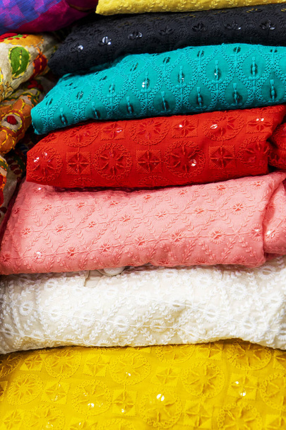 Mantones de mujer indios multicolores hechos de seda y algodón en el escaparate
. - Foto, imagen
