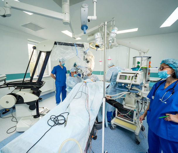 Gehirnchirurgie. Gruppe von Chirurgen im Operationssaal mit Operationsausrüstung. - Foto, Bild