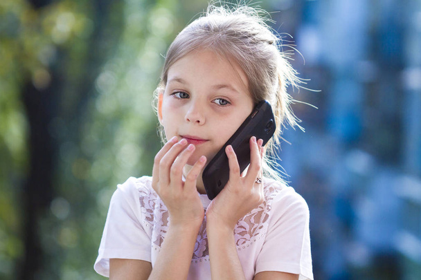 portrait of a beautiful girl with a mobile phone - Фото, изображение