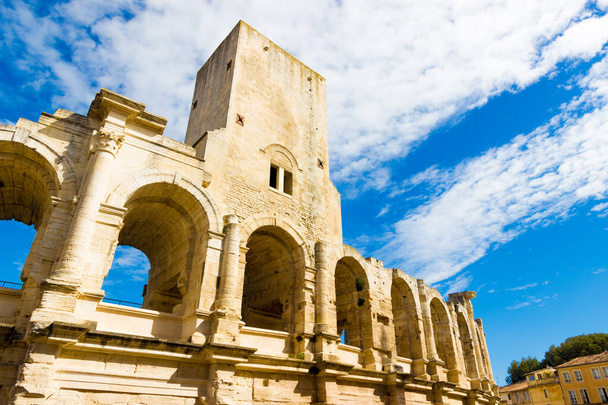 The Arles Amphitheatre in southern France in a sunny late summer - Foto, Imagen