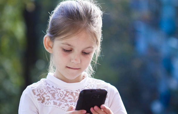 retrato de uma menina bonita com um telefone móvel - Foto, Imagem