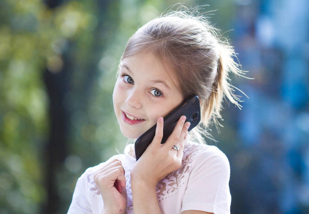 portrait of a beautiful girl with a mobile phone - Foto, Imagem