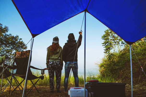 Les couples voyagent tente de camping dans les vacances. Voyagez en couple lune de miel heureux et profiter d'une belle nature au sommet de la montagne brumeuse
. - Photo, image