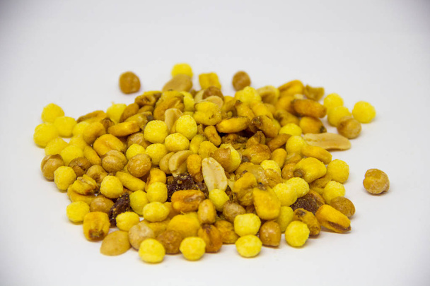 beer mix laid out on a white background. Raisins, Peanuts, Fried Corn, Chickpeas - Photo, Image