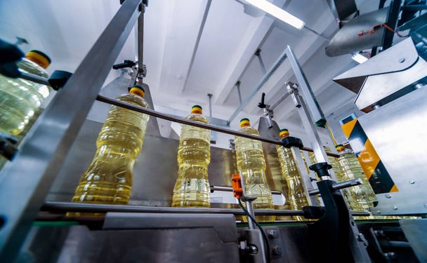 Línea de embotellado de aceite de girasol en botellas en planta, concepto de alta tecnología, fondo industrial
  - Foto, Imagen