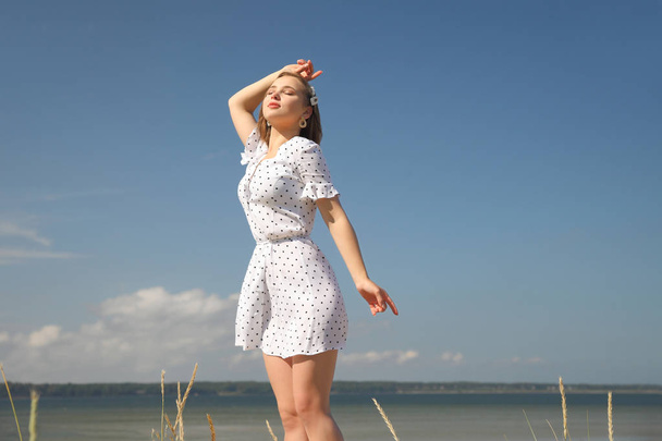 Красива жінка насолоджується літом на відкритому повітрі
 - Фото, зображення