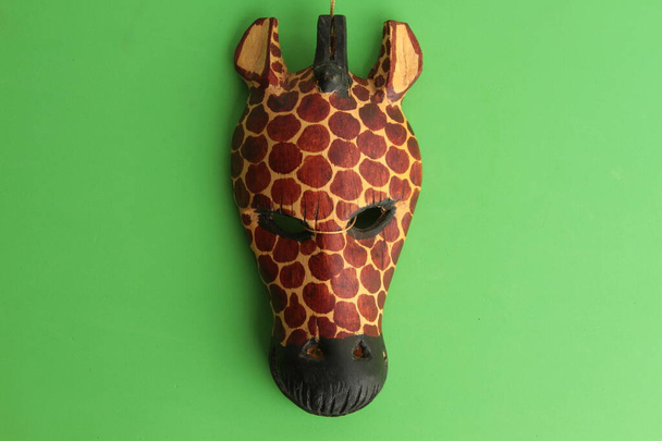 girafa esculpida em pedaço de madeira
 - Foto, Imagem