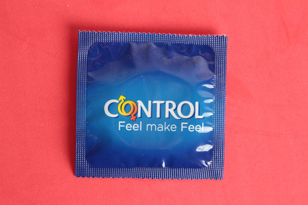 Saragossa Španělsko. 18. září 2018, latexové kondomy od kontrolní značky Nature. - Fotografie, Obrázek