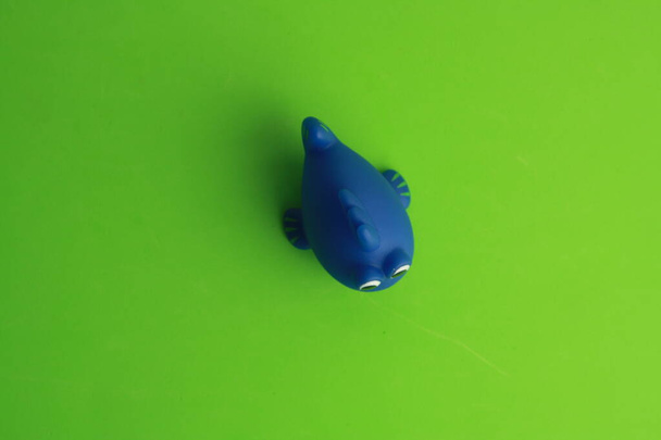 Παιδικό παιχνίδι για μπανιέρα σε σχήμα μπλε ψαριού - Φωτογραφία, εικόνα