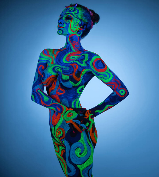 Girl with ultraviolet color pattern bodyart in studio - Фото, изображение