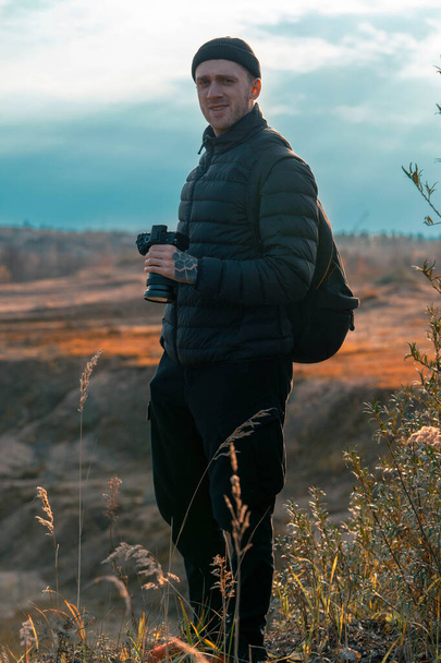 Man photographer holding camera to make photo of sunset and mountains. Travel Lifestyle. active hobby. vacation hiking climbing - Φωτογραφία, εικόνα