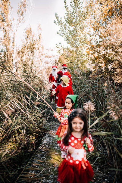Çocuklar Noel 'i aileleriyle birlikte ormanda geçirecekler. - Fotoğraf, Görsel