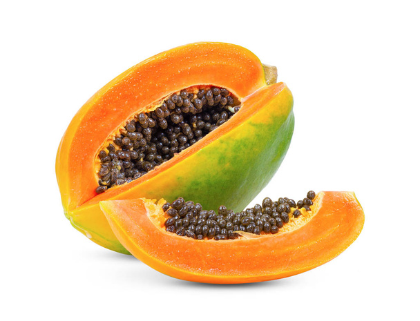 hele en half rijpe papaya geïsoleerd op witte achtergrond. volledige velddiepte - Foto, afbeelding