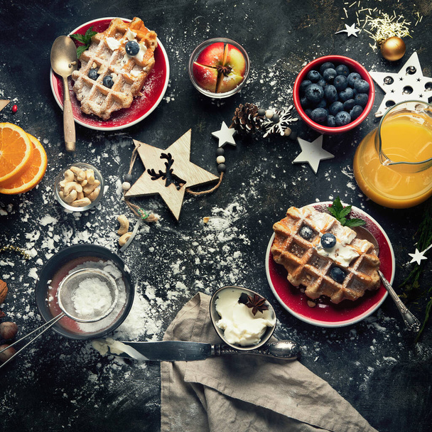 Christmas breakfast with waffles. - Foto, afbeelding