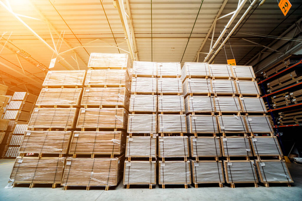 Warehouse industrial company, crates stacked on shelves - Foto, Imagen