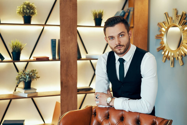 Handsome young man in elegant suit in modern luxury interior - Fotoğraf, Görsel