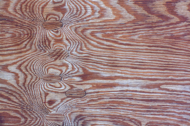 La textura natural del panel de madera con un patrón interesante. Muchos agujeros remendados de nudos. La textura de la madera es claramente visible
. - Foto, imagen