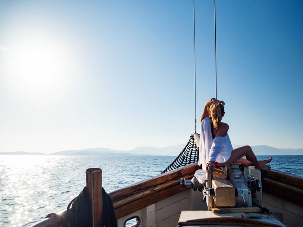 Woman sailing in the Ionian sea  - Foto, afbeelding