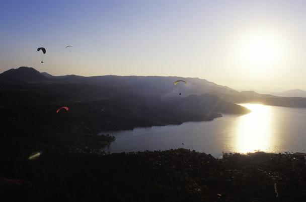 Para Gliders In Flight Over Lake - Valokuva, kuva